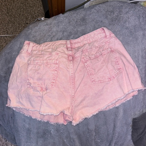 Pink ruffled jean shorts - Picture 3 of 4